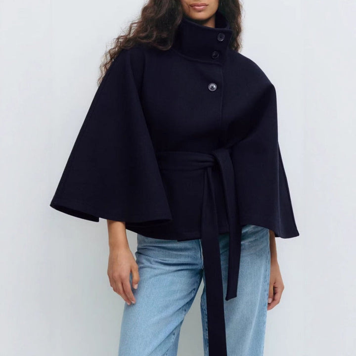 Charlotte Manteau Cape Femme – High Collar &amp; Adjustable Belt for Elegance and Winter Warmth