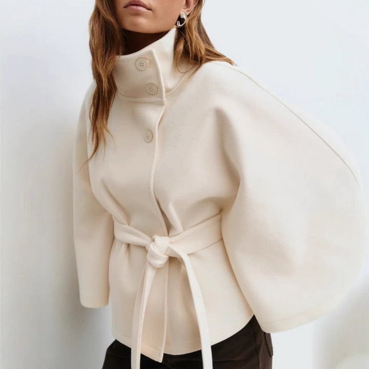 Charlotte Manteau Cape Femme – High Collar &amp; Adjustable Belt for Elegance and Winter Warmth