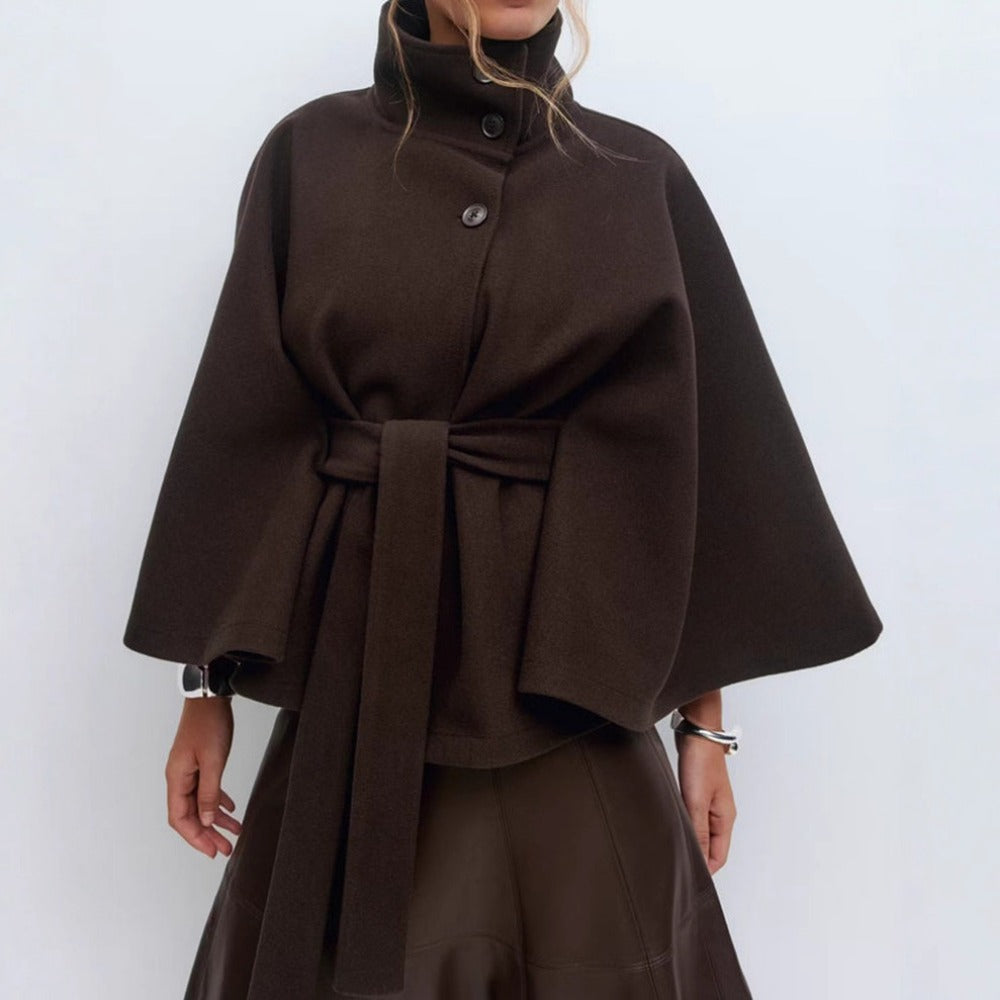 Charlotte Manteau Cape Femme – High Collar &amp; Adjustable Belt for Elegance and Winter Warmth