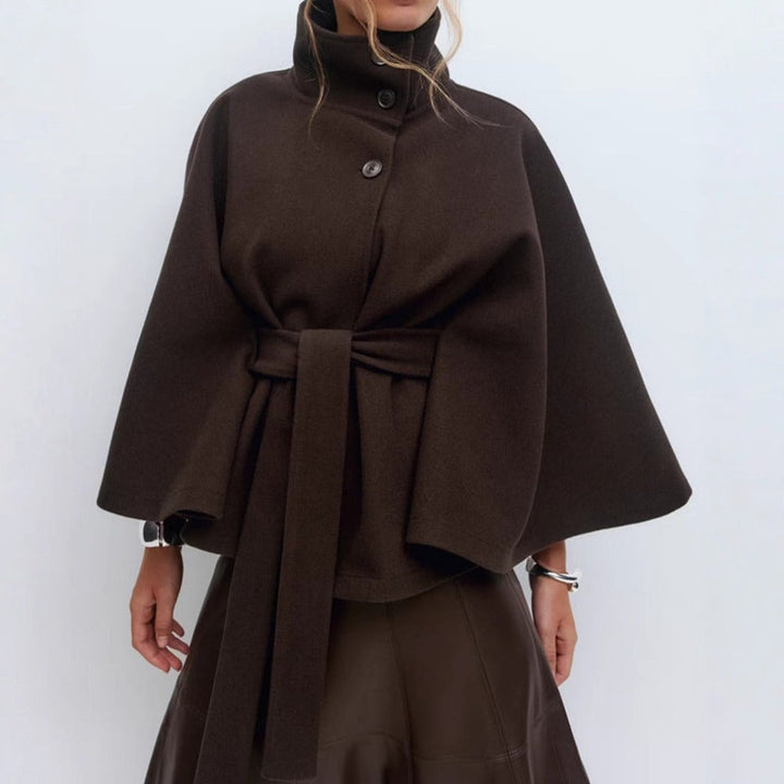 Charlotte Manteau Cape Femme – High Collar &amp; Adjustable Belt for Elegance and Winter Warmth