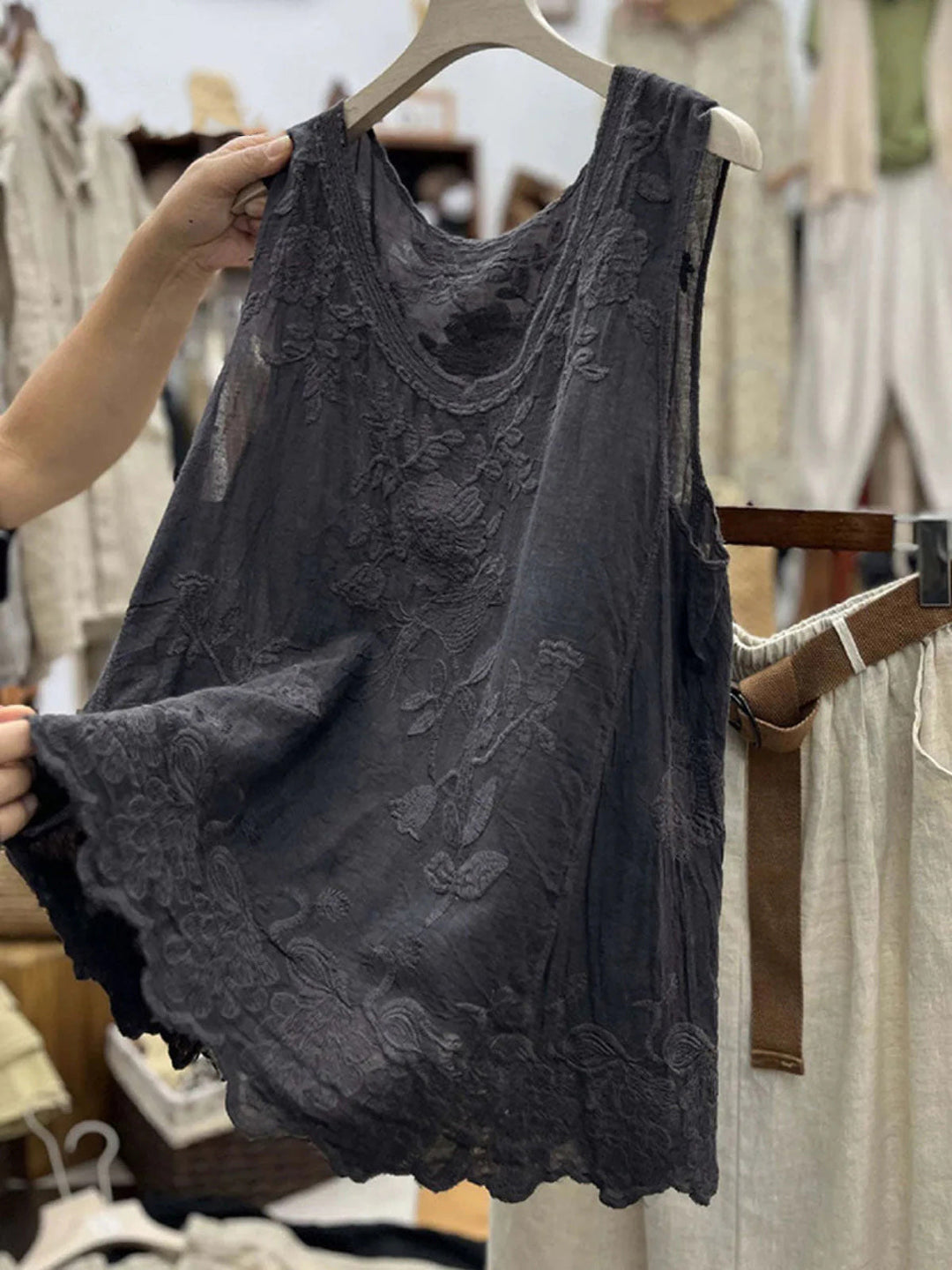 Floral lace sleeveless tank top with scalloped hem for women