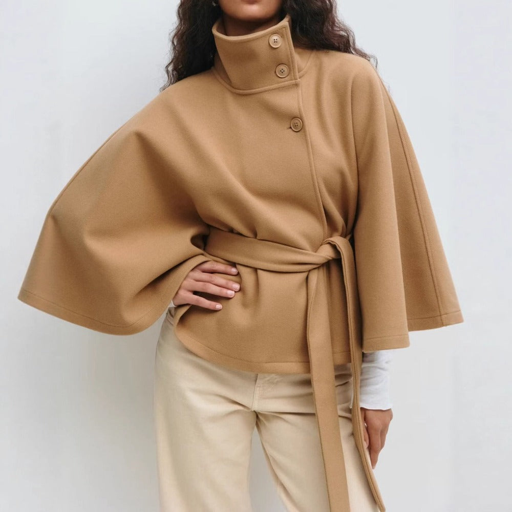 Charlotte Manteau Cape Femme – High Collar &amp; Adjustable Belt for Elegance and Winter Warmth