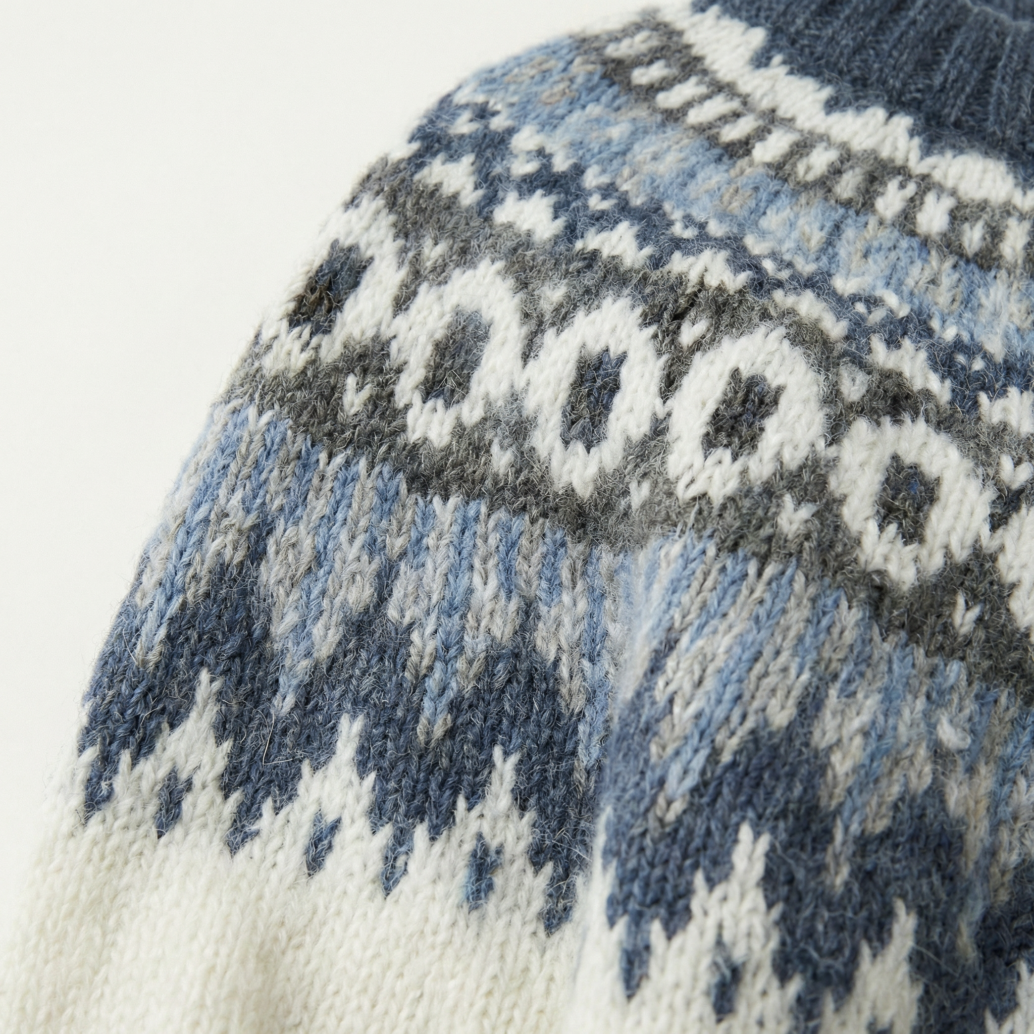 Women’s Knit Sweater – Crew Neck Patterned Design